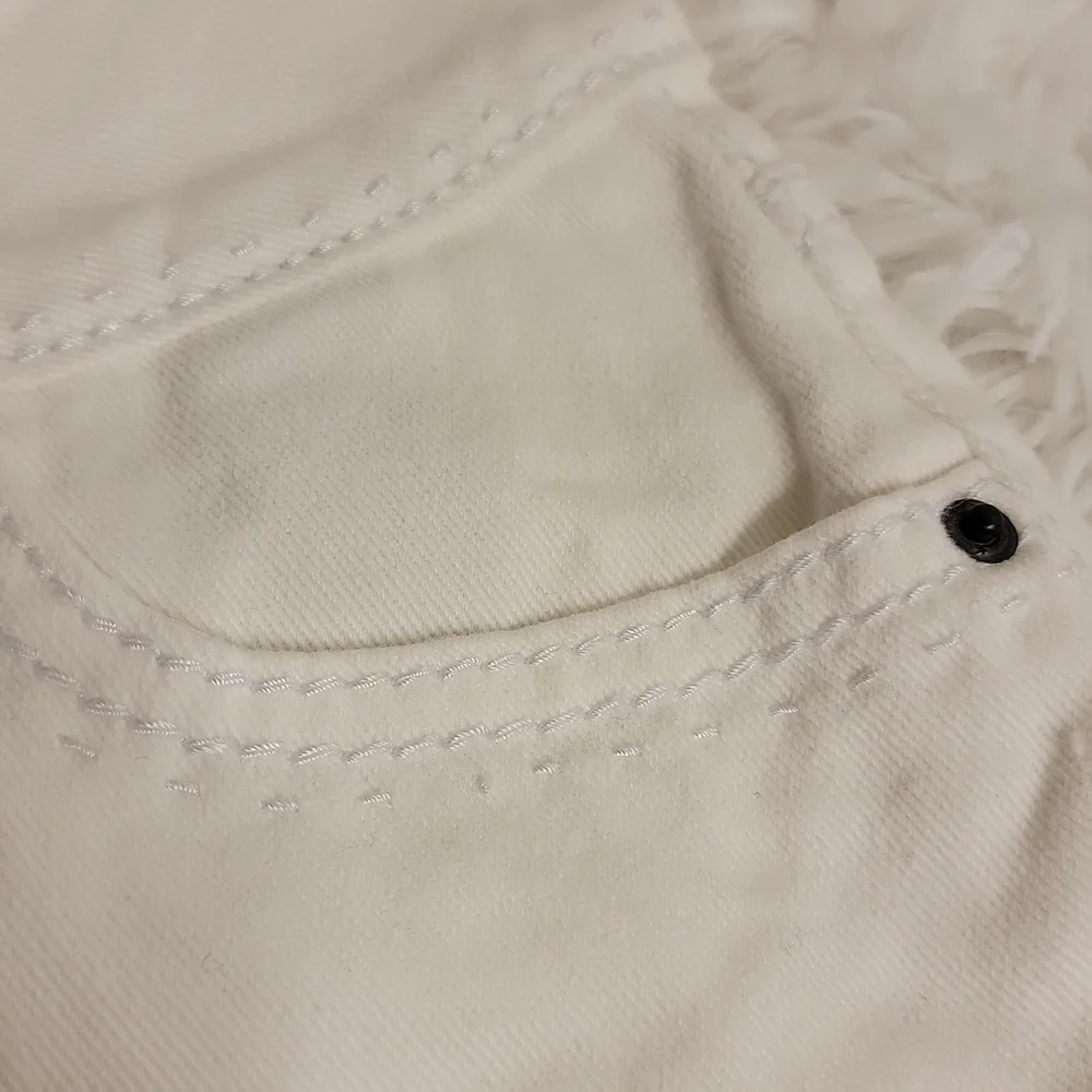 Rue 21 White Cuffed Shorts Size 1/2 Excellent Condition NWOT - Picture 3 of 13